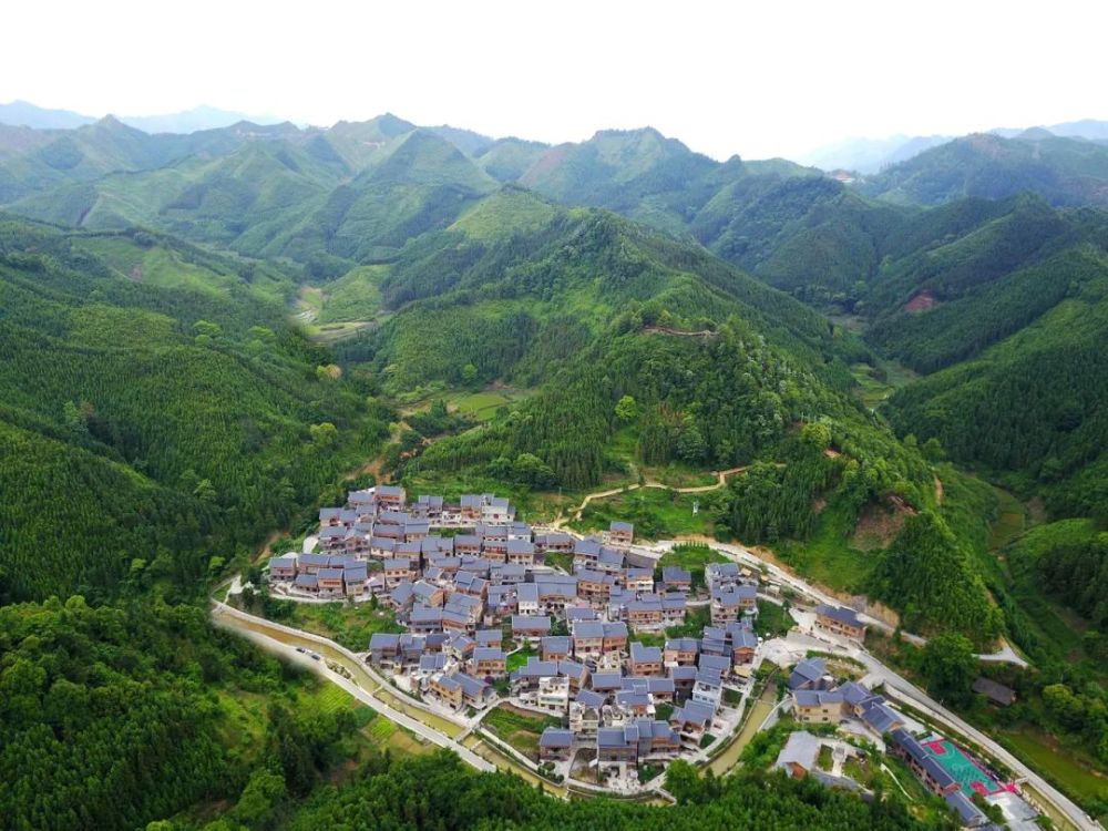 飘红增彩添乐透绿册亨冗渡画好民族团结同心圆