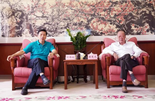 4月27日,星河控股集团董事长黄楚龙率队到清溪考察交流,洽谈投资合作