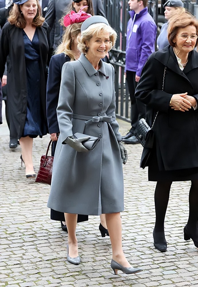 漂亮的百万富翁之女彭妮:陪伴菲利普亲王40多年,敢抢女王的风头_腾讯