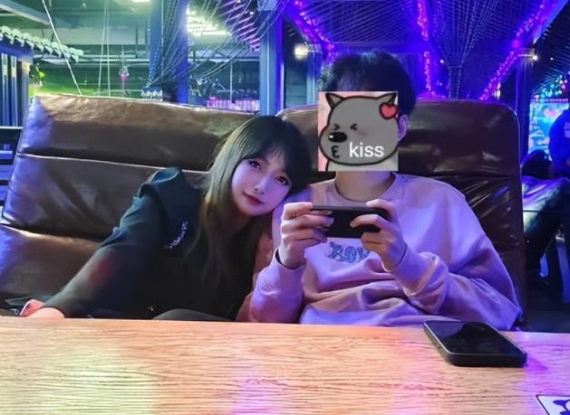 赖神和女友吃饭被偶遇两人相依点餐幸福得让人酸掉牙