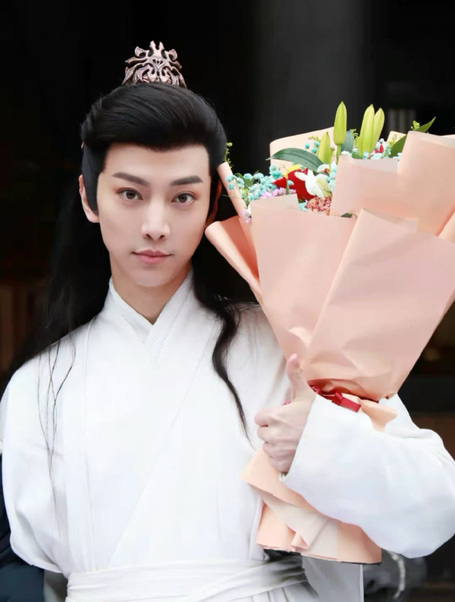 90后男星官宣当爸喜讯，女儿近照首度曝光，曾隐瞒外界长达三年_腾讯新闻