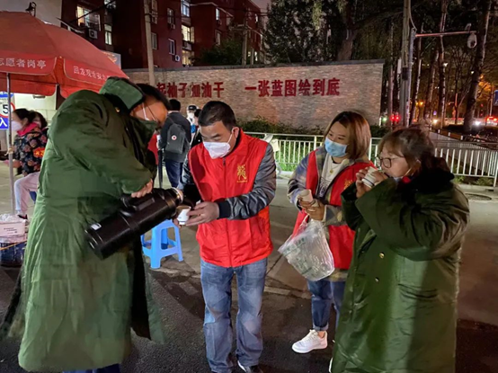 方便上班族，昌平第二轮核酸检测傍晚开启！风雨中，温暖守护……