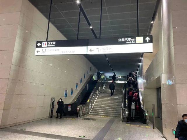 直行到底看到学校泊车位及导引牌处乘车天津南站从天津南站唯一出站口