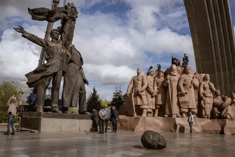 基辅拆除当年苏联时代的巨大雕塑补气血和除湿可以同时进行吗