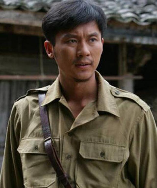 比如:《士兵突击》中饰演的吴哲,《唐山大地震》中担任出演方达