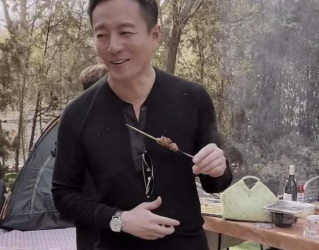 汪小菲"强颜欢笑"烤烧烤,放弃身材管理,肚腩凸起脖子前倾太严重