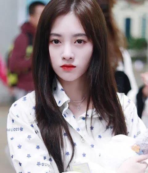 鞠婧祎早前素颜照流出,当镜头拉近时,网友:差点没认出来_腾讯新闻