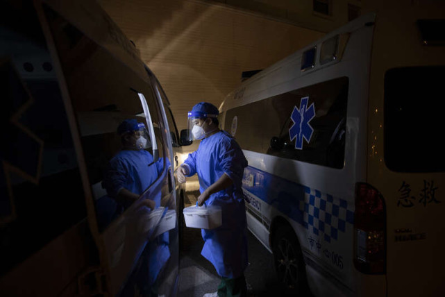 我跟踪上海120急救车三天,目睹他们在封控社区抢救生命