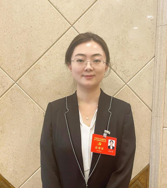 4月27日,成都市成华区保和街道党工委书记段莹莹接受记者采访时,用12