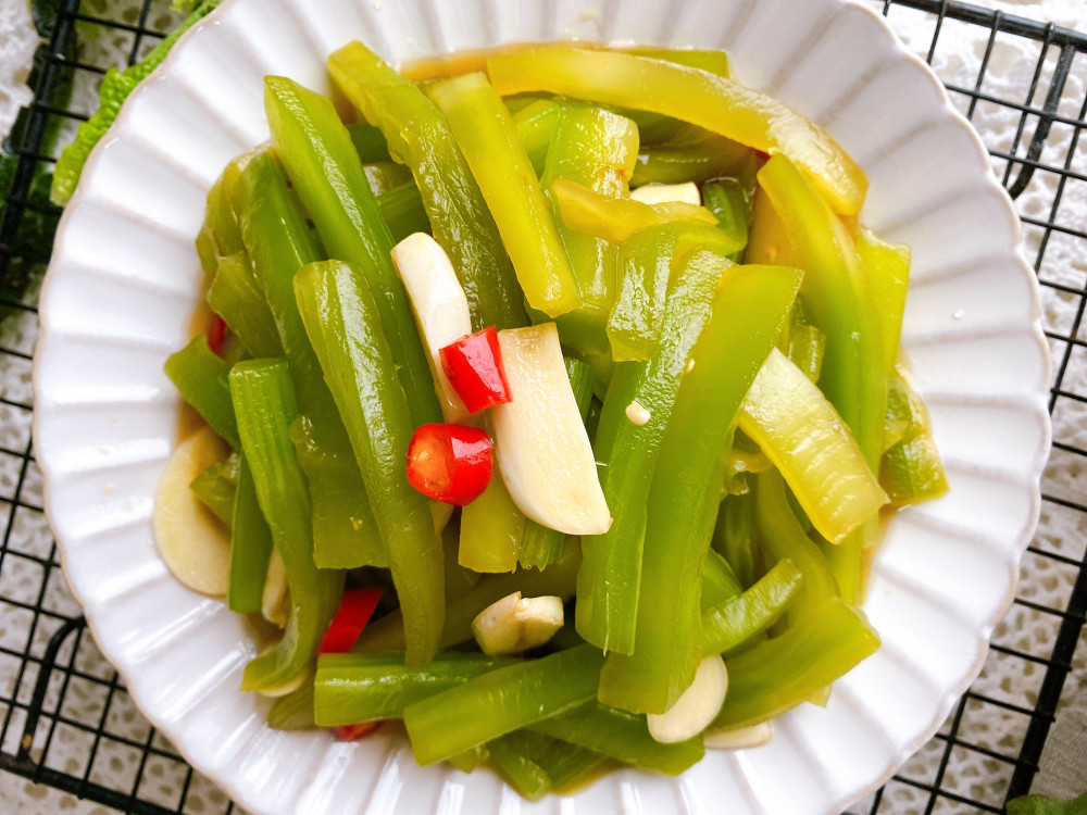 8块钱买10斤莴笋,腌一大盆爽口莴笋,能吃半个月,脆嫩爽口开胃