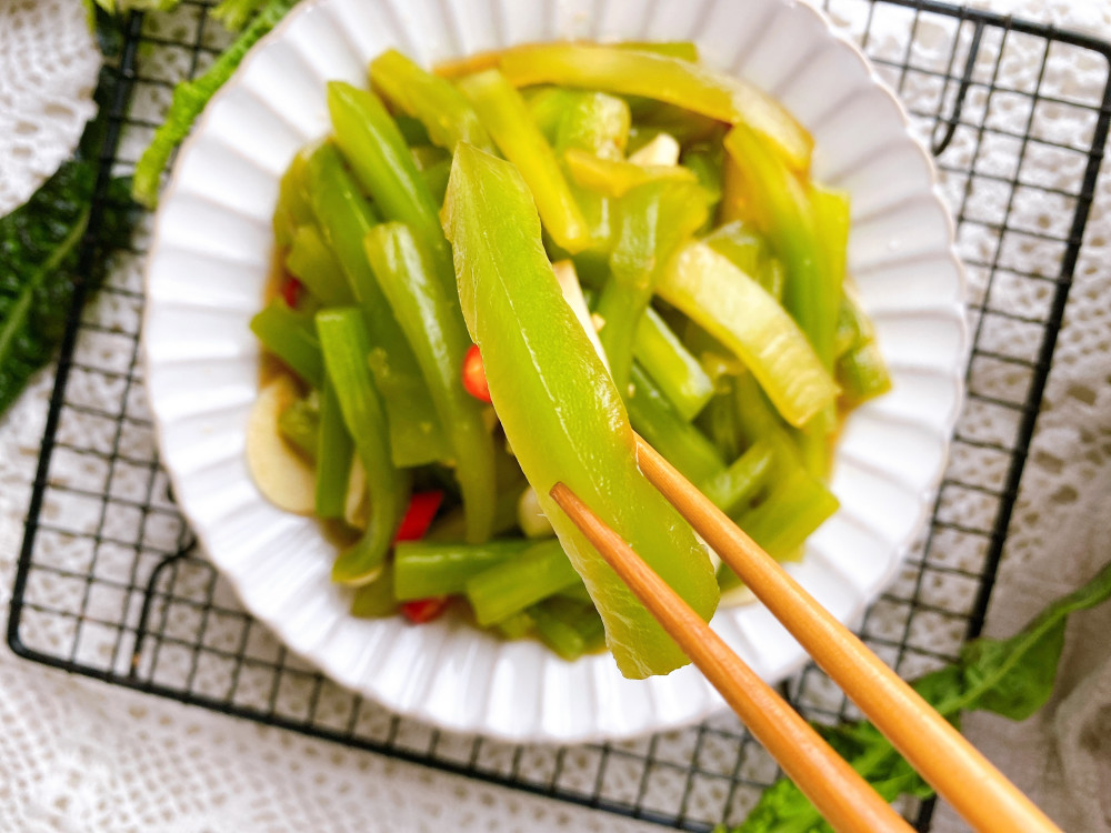 8块钱买10斤莴笋腌一大盆爽口莴笋能吃半个月脆嫩爽口开胃