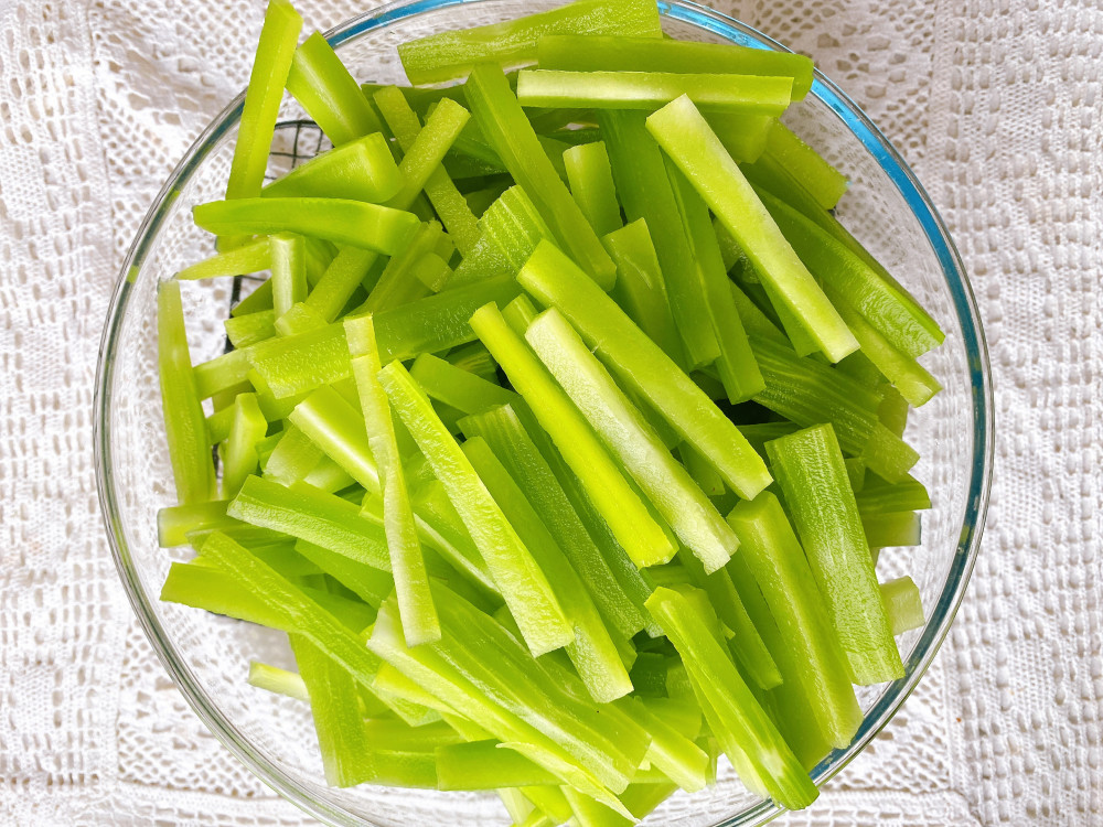 8块钱买10斤莴笋,腌一大盆爽口莴笋,能吃半个月,脆嫩爽口开胃