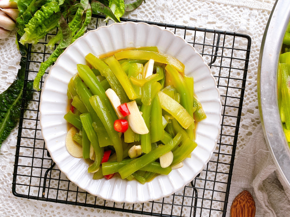 8块钱买10斤莴笋,腌一大盆爽口莴笋,能吃半个月,脆嫩爽口开胃_腾讯