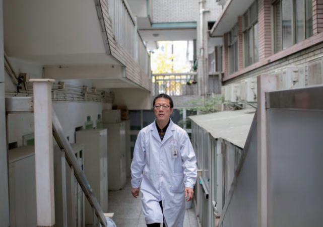 说这话的梁益建,自称只是一名"小医生",却站在医学的巅峰,尽管他拥有