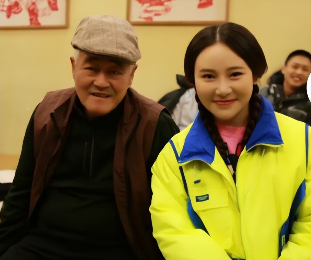 李戈自幼成名,06年拿过全国杂技"金狮奖"的金奖,参加电视台演出时认识