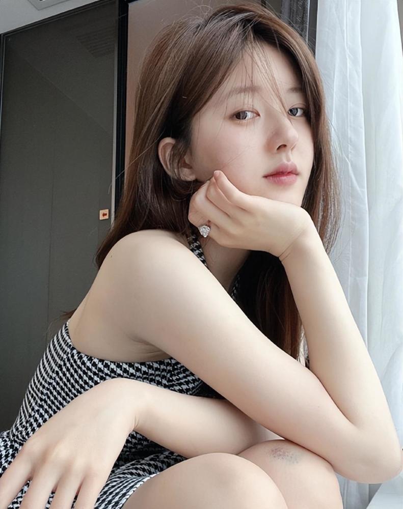 赵露思晒居家休闲照,玫瑰格子裙大秀长腿,皮肤白皙惹人羡慕_腾讯新闻