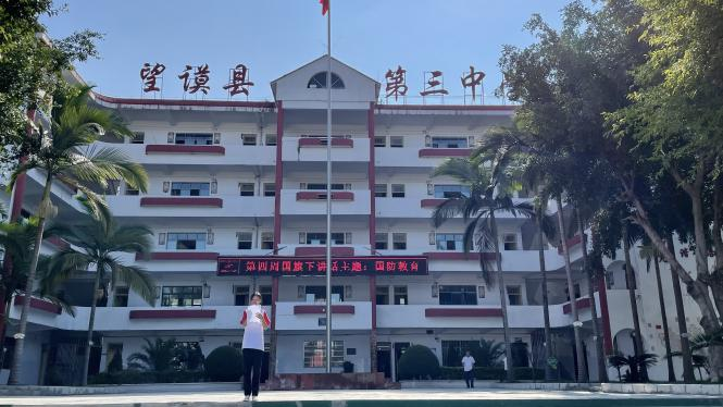 就像来自望谟县第三中学八(1)班的同学苏拉在征文中写的那样:"我们唱