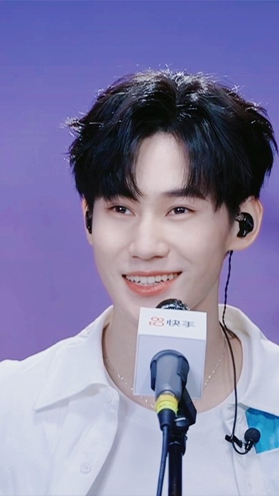 【张真源壁纸分享】"但愿日子都清透抬头所遇皆是温柔"