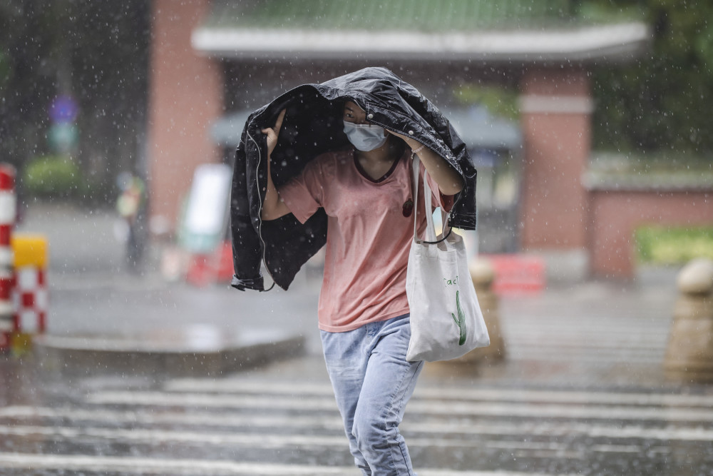 图集大雨袭来雨伞外套齐上阵挡雨