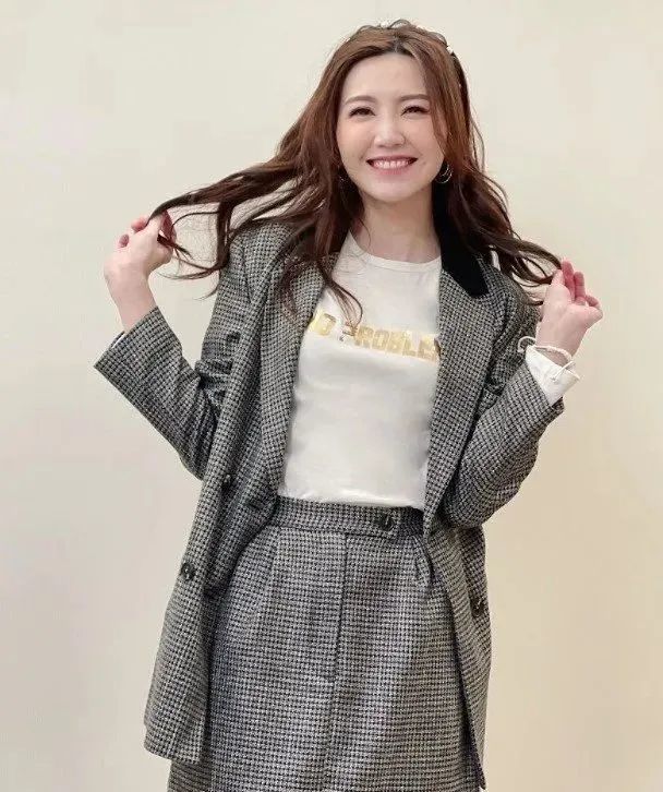 女儿逐渐长大,吴若希贴母女温馨合照,望能保持纯真……_腾讯新闻