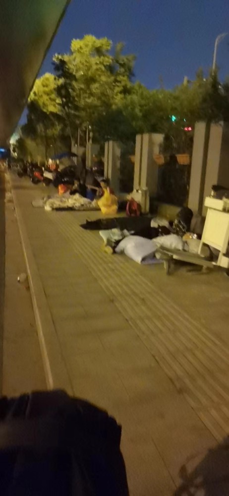 图片[6]-上海虹桥站滞留者：徒步30公里、被骗来做志愿者、露宿公园-口水杂谈论坛-交流探讨-淘惠啦资源网