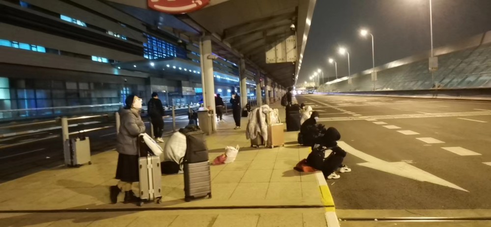 图片[11]-上海虹桥站滞留者：徒步30公里、被骗来做志愿者、露宿公园-口水杂谈论坛-交流探讨-淘惠啦资源网