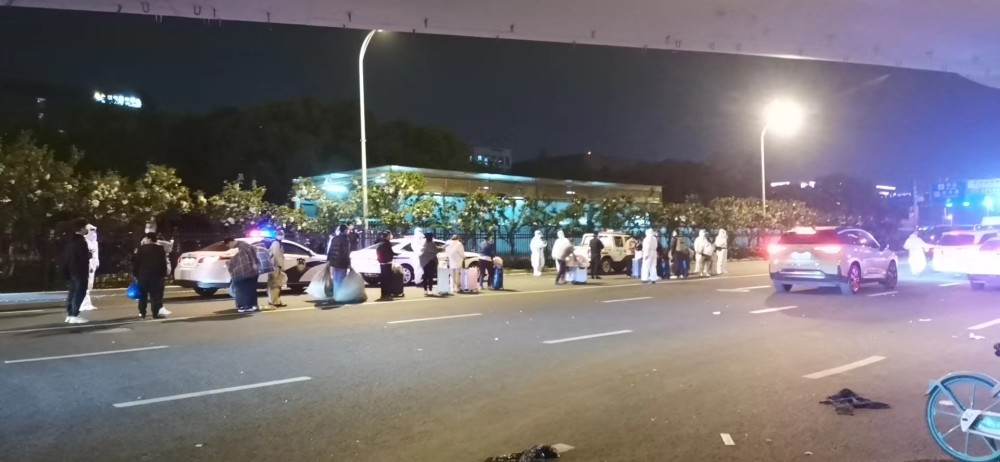 图片[12]-上海虹桥站滞留者：徒步30公里、被骗来做志愿者、露宿公园-口水杂谈论坛-交流探讨-淘惠啦资源网