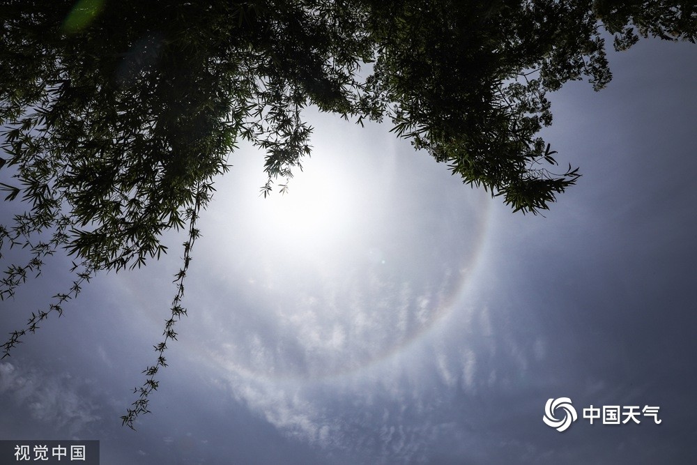 成都天空出现日晕七彩光圈光芒万丈