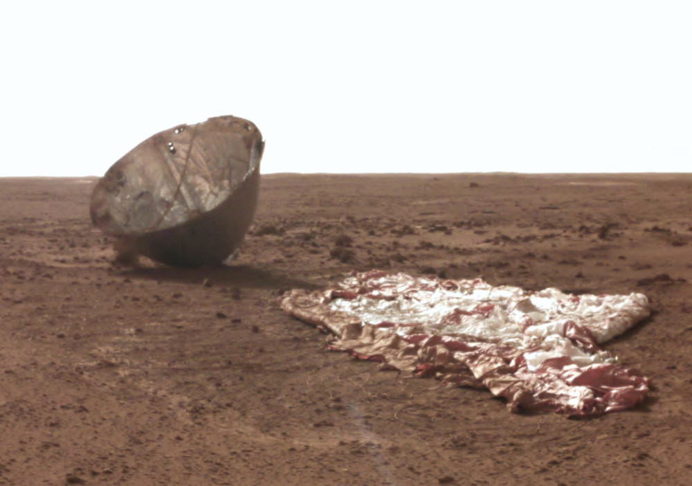 nasa火星无人机航拍降落伞背罩:残骸碎裂,与天问一号比显著不同