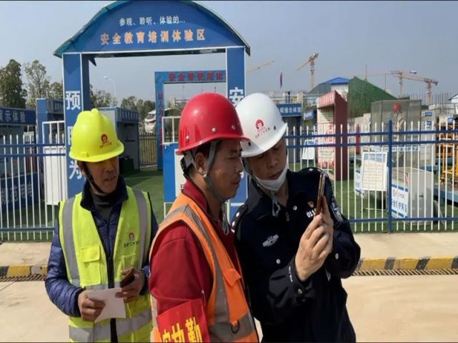 民警彭铁军向企业员工科普防诈骗知识为确保精准服务