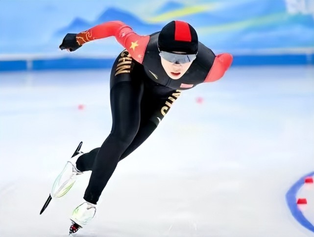 在北京冬奥会期间,阿合娜尔参加了速度滑冰女子1500米决赛.