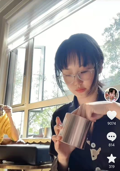 歌手黄龄在家跳舞,扎小辫元气满满,曾陷第三者风波