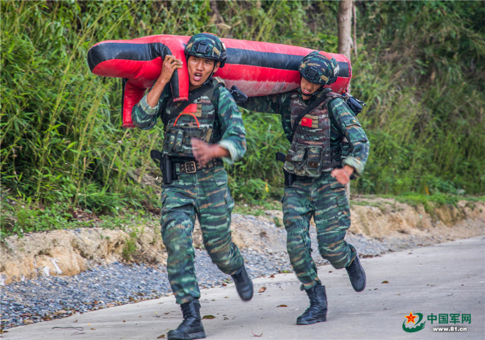 高清大图丨直击武警特战队员多课目强训