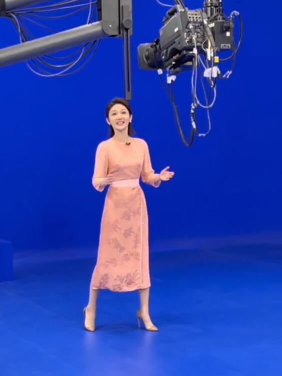 央视主持龙洋上班照穿连衣裙坐台阶不拘小节不愧是央视新门面