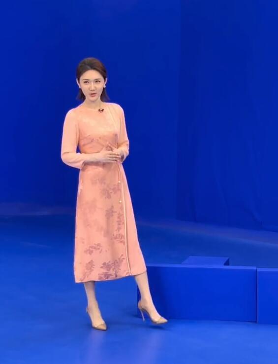 央视主持龙洋上班照,穿连衣裙坐台阶不拘小节,不愧是央视新门面