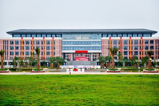 上午9时,作为南宁理工学院建校20周年纪念活动的重要组成部分,学校