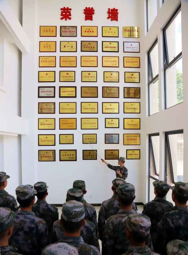 重谈入党初心集训队组织学员们参观军史文化长廊,大队荣誉墙,龙虎榜