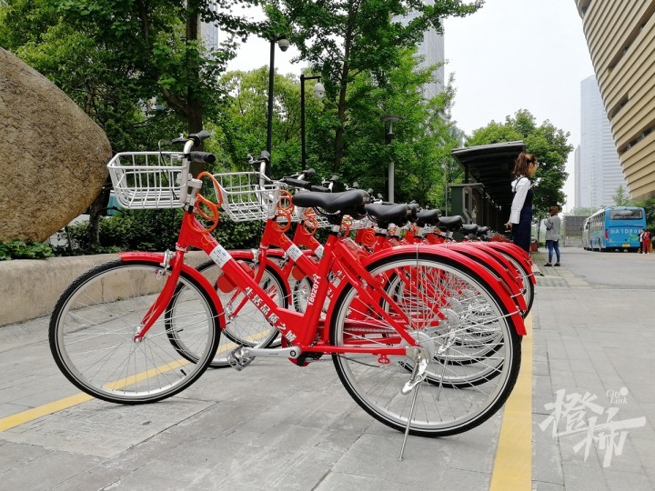 把小红车推进黄框内直接上锁杭州公共自行车还车更方便了