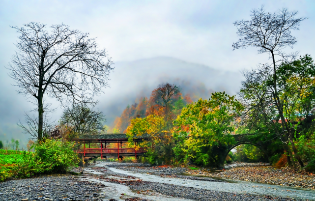 十八里長峽 距重慶巫溪7公里,鄰近長江小三峽風景區.