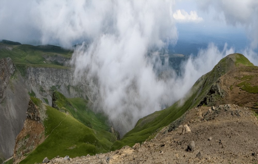 最重要的是,長白山天池是世界最深的火山口湖,也是中國保存最完整的