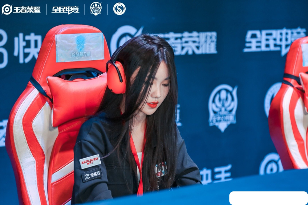 lgd战队在舆论第一时间发文,正是确定甜甜珂参加kpl夏季赛的选秀大会.