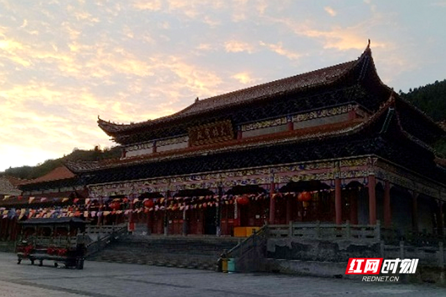 时间:15:30-17:30行程:游览红莲寺景区,参观红莲寺,舍利塔红莲寺位于