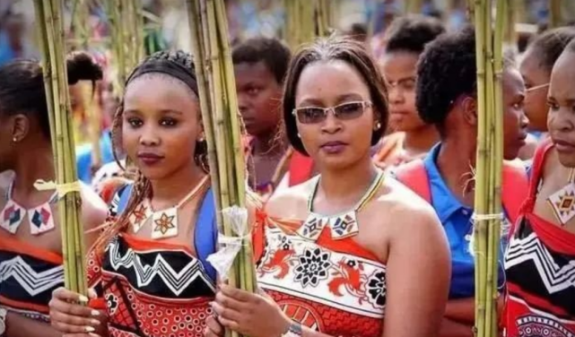 斯威士兰国王有多好色70个妻子1000个子嗣每年还要全国选妃