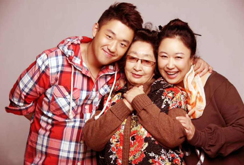 赵珈琪不顾反对嫁摆摊丈夫生一子恩爱几十年演员儿子成骄傲