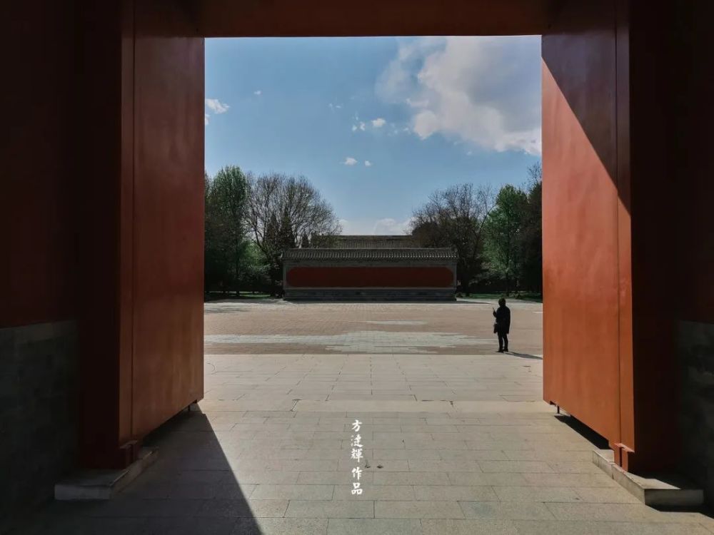 张雨生车祸去世25周年，好友哀悼墓园布置用心，张母丧子长守陵园小学一年级英语音频