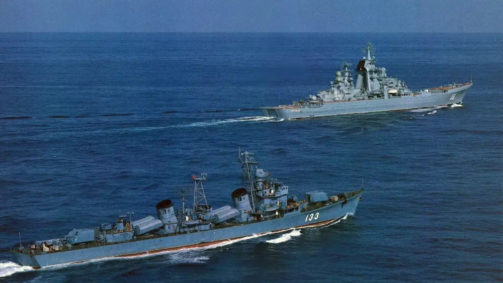 伏龙芝号"巡洋舰从欧洲来到远东时途径东海,我军133号"重庆号"驱逐舰