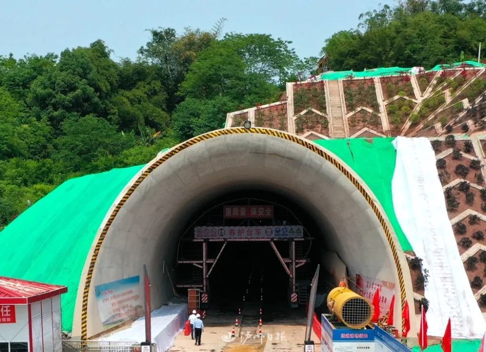 全国首个科技美学渝昆高铁长山坳隧道喇叭口亮相
