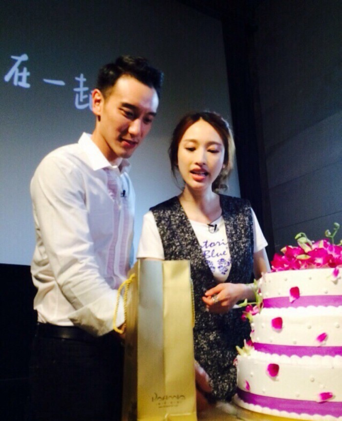 对男友,张俪很在意也很维护.