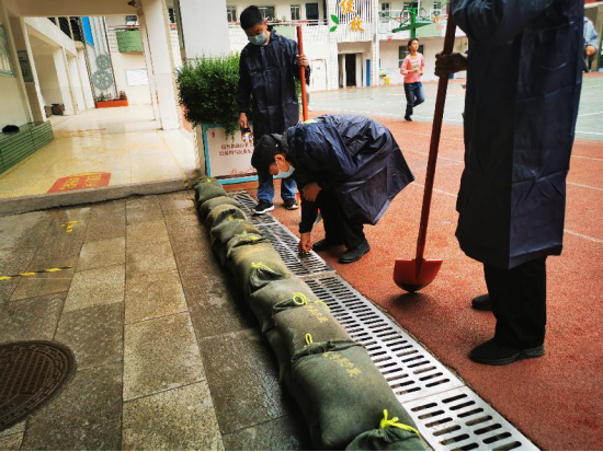 实战演练筑牢防汛安全堤坝金水区工人第一新村小学进行防汛应急演练