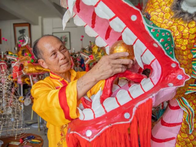 竹篾扎制,沙纸裱糊,色布装配,扎龙的材料大都是随地取材,依势成型,一